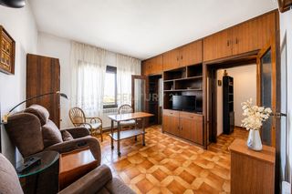Apartament a Carrer de menorca, 44, barcelona, spain. Piso de 3 habitaciones muy luminoso para reformar en barcelona