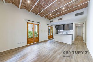 Apartamento en Via laietana 45. Piso reformado con encanto y techos catalanes en el corazón de b