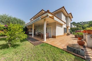 Casa  Carrer dels pinetons, cabrils, spain. Elegante vivienda con ascensor privado, jardín y vistas a la mon