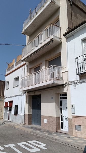 Foto f645827e-ef7c-4d90-89fa-3aaa66eb2f6b. Casa adossada a avenida valencia 41 a Xeraco