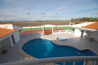 Chalet in Calle d'amposta 11. Complejo con 3 viviendas junto al mar