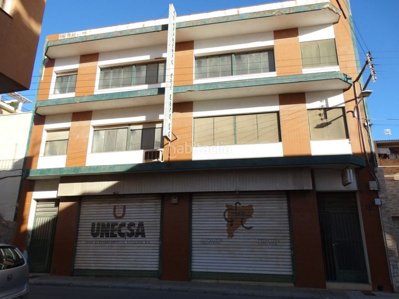 Foto 59b9e7d3-b88f-453a-87f5-dc7afb8c37c2. Local comercial en calle ronda 40 excelente i amplio local comercial en el centro en Amposta