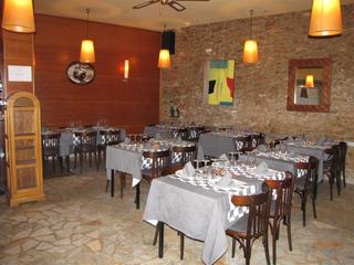Edifici a Major 31. Hostal en santa barbara