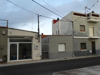 Casa a Sant Jaume d�Enveja. Casa para reformar con patio y local independiente en els muntel