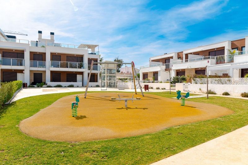 Foto 178734fb-868b-4a56-b89d-cb5845b59dc1. Casa adossada amb aparcament piscina a Costa Norte Vinaròs