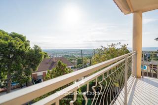 Casa en Montmar. Exclusiva casa en castelldefels con vistas al mar y la montaña