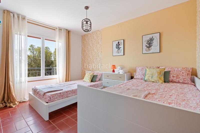 Foto 9aadd5d2-94aa-43c4-8669-ff16ea05a4c1. Lloguer casa amb xemeneia aparcament piscina a Bellamar Castelldefels