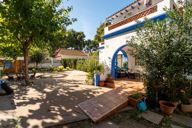 Foto dc23ca6a-739d-45f0-8e46-a3cd65007c79. Rent house with fireplace in Les Botigues Castelldefels