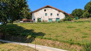 Mas  Mendiola azpikoa bª, este, errezil (gipuzkoa). Caserío para reformar con 11 hectáreas de terreno en errezil