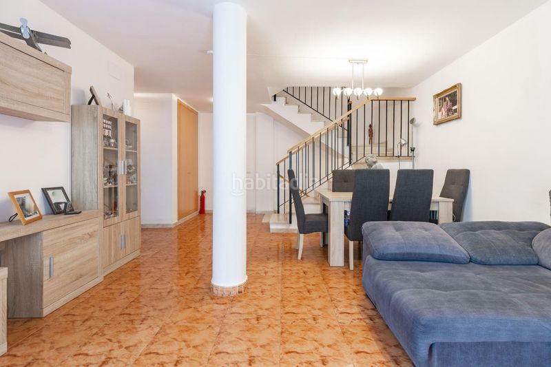 Foto 6c0ca0f0-a8f2-4ab8-8931-965ae4764535. Casa adossada amb aparcament a Avenida de Abril-9 de Octubre Sagunt