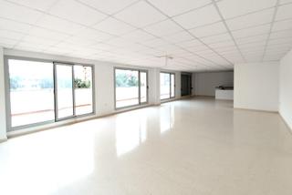 Lloguer Local Comercial a Nou d'octubre 9. Local comercial a estrenar