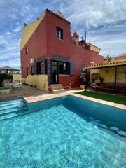 Casa en Sanlúcar la Mayor. Casa en venta en pueblo, 4 dormitorios.