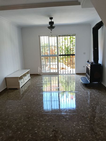 Foto 02a7b3ef-08ae-4fb7-936d-77d9a20fc17e. Casa amb aparcament piscina a colores - entreparques Sevilla