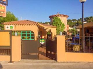 Masia a Carrer rafel de casanovas 4. Finca rústica en venta con tres negocios en activo y una casa en
