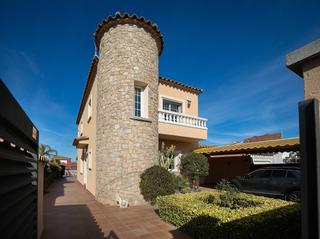 Xalet  Carrer ter. Chalet en venta en empuriabrava con su propio amarre de 12m para