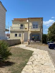 Casa  Carrer salins 1 línea. Casa unifamiliar en primera línea del mar con amarre en empuriab