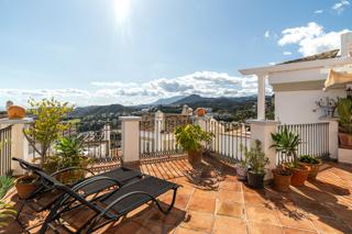 Casa a La Quinta. 3-bedroom townhouse with panoramic terrace for sale in la heredi
