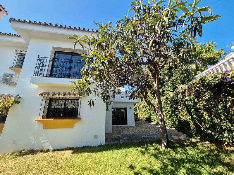 Foto 36d985e3-c937-4480-87e2-2f6cf8fb9bd3. Casa villa del carmen en la la campana, : elegancia atemporal con impresionantes vistas al mar en Marbella