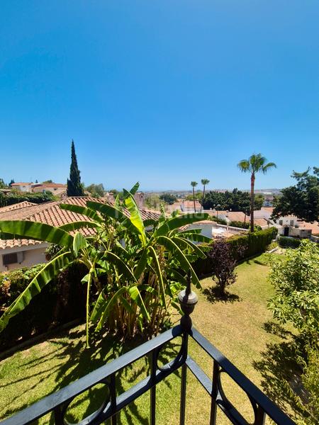 Foto d0e59e1c-0d2e-44ff-a771-e019aa06c00f. Casa villa del carmen en la la campana, : elegancia atemporal con impresionantes vistas al mar en Marbella