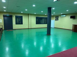 Lloguer Local Comercial a A cancela 20. Local com. en alquiler en barro.