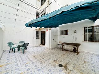 Etagenwohnung in Cobreros Viejo. Piso con patio en avenida constitucion