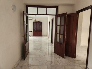 Pis a Centro Ciudad. Amplio piso con patio en calle ancha