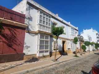 House in Centro Ciudad. Casa de dos plantas en el centro con patio en planta baja