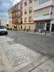 Local Comercial en El Carmen. Local comercial con muchas posibilidades