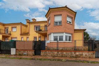 Casa aparellada  Quintanar de la orden. Solvia inmobiliaria  chalet adosado escalona