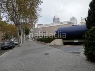 Foto d81c4ac4-6b66-4726-bd95-c60b13cb5418. Aparcament cotxe a La Vila Olímpica del Poblenou Barcelona