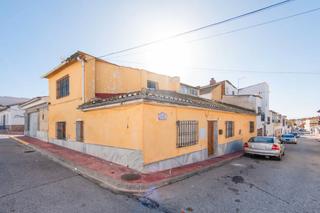 Casa aparellada  C/ islas baleares. Solvia inmobiliaria  chalet adosado atarfe