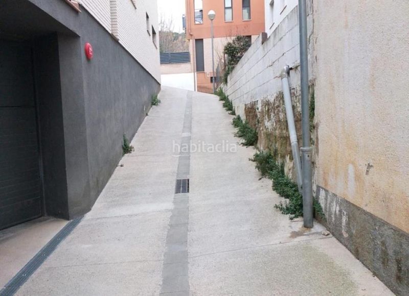 Foto ea9316b6-f6df-4720-9c39-8b7d1062472a. Aparcament cotxe a Sant Feliu de Codines