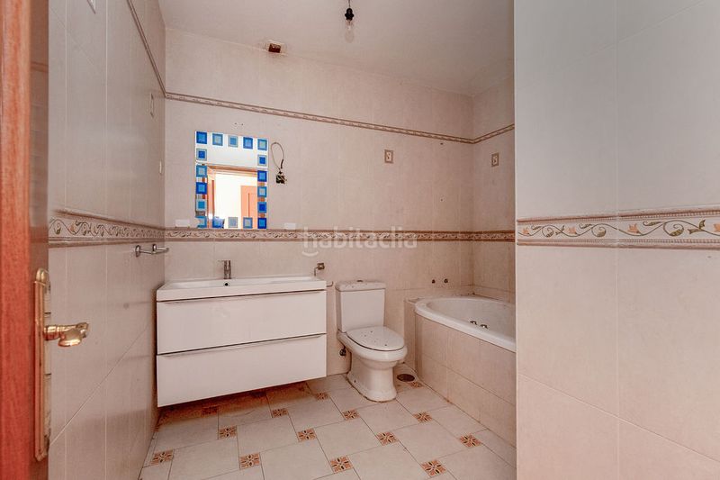 Foto ad980efd-0c1f-4193-83bf-9e575703be77. Casa aparellada amb piscina a Yuncler