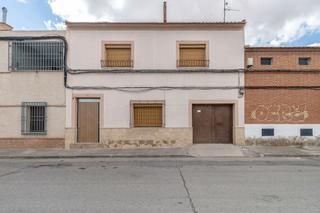 Casa aparellada  C/ colon. Solvia inmobiliaria  chalet adosado campo de criptana