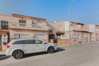 Casa aparellada  Arquimedes. Solvia inmobiliaria  chalet adosado huércal de almería