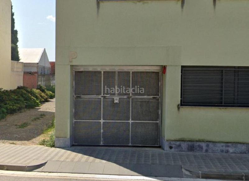 Foto cfa73207-cabe-4d1e-8b0a-362ee2584687. Aparcament cotxe a Vilatenim Figueres