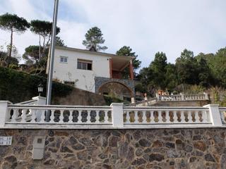 Casa aparellada  C/ font riu clar. Solvia inmobiliaria  chalet adosado massanes