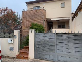 Casa aparellada  C/ ramón y cajal. Solvia inmobiliaria  chalet adosado lucillos