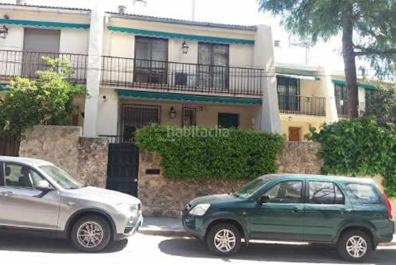 Foto 74f6e2ba-6968-41c3-9fba-e75bd62cbdfd. Casa aparellada a Peñagrande Madrid