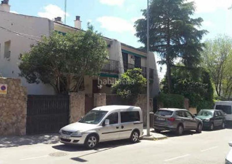 Foto ab1ffd61-a1e5-4310-a6a9-3cb15f330f4b. Casa aparellada a Peñagrande Madrid