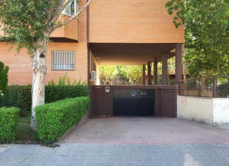 Foto c4d3928b-3f50-46d8-a94e-07cb6aec3be8. Car parking in Velilla de San Antonio