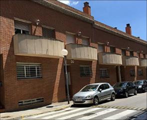 Casa aparellada  C/ de nou cases. Solvia inmobiliaria  chalet adosado badalona
