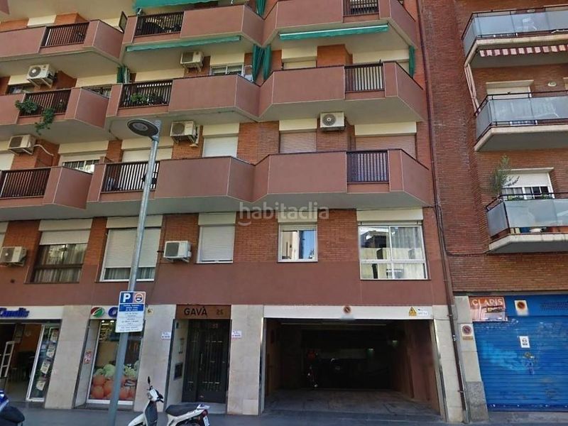 Foto fbedc755-848e-404e-84b5-2ad101f625c7. Aparcament cotxe a La Bordeta Barcelona