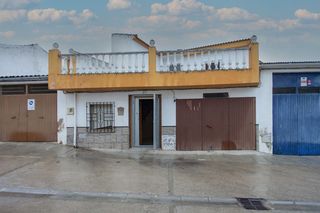 Casa aparellada  C/ molinillos. Solvia inmobiliaria  chalet adosado alcaudete