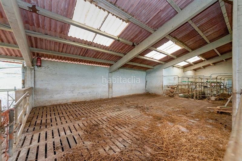 Foto 882eaddc-e5d0-47e7-abe0-89ce6c7a2aa6. Nau industrial a Larraun