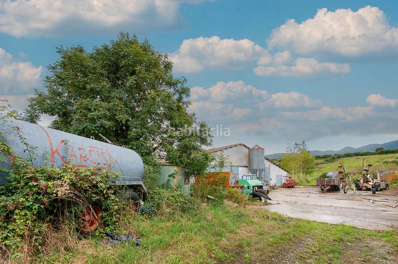 Foto bb7b9f84-6c78-44e9-964c-3ab77617f740. Nau industrial a Larraun