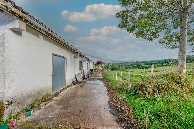 Foto eb0728e0-8e49-4353-9415-d7beb6793abd. Nau industrial a Larraun