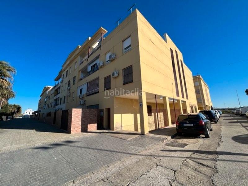 Foto 73af6c2a-fe14-428f-9308-42e5c2fad872. Aparcament cotxe a Lora del Río