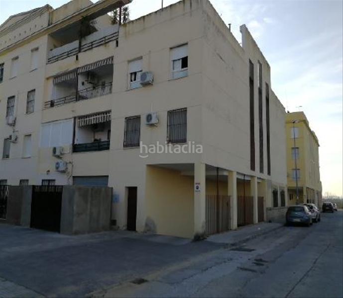 Foto c9f3eb19-fdc5-4338-99a7-849eb47812b6. Aparcament cotxe a Lora del Río