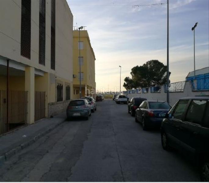 Foto fee10b53-0fdd-4378-9fb9-07ea2b353330. Aparcament cotxe a Lora del Río